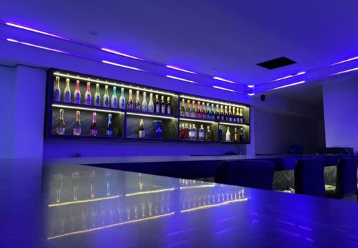 青紫のネオンに照らされた近未来的な店内