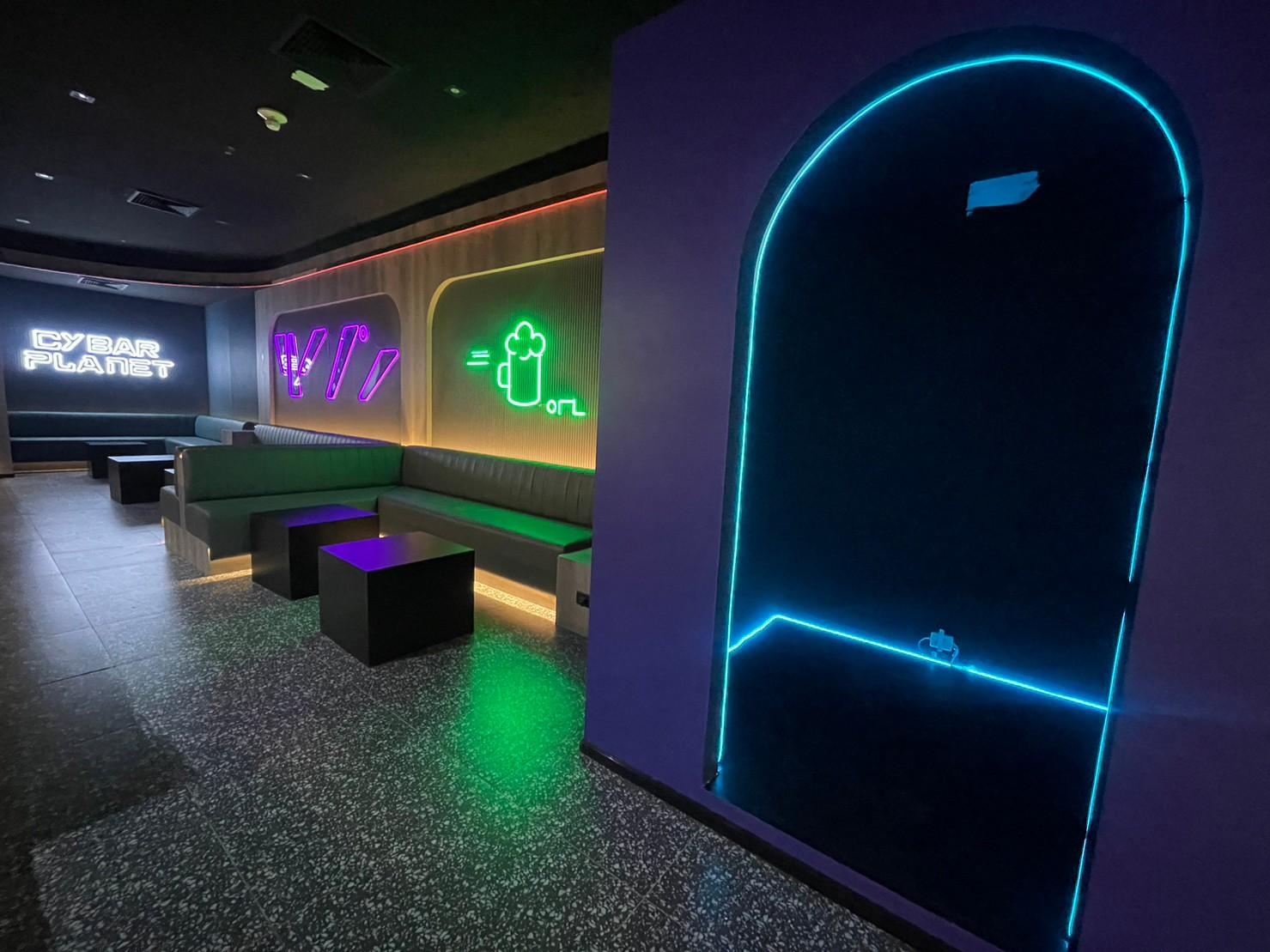 LEDの装飾が施された扉と店内
