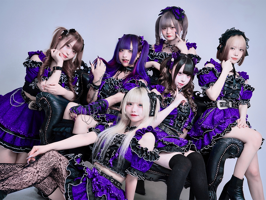 紫と黒の衣装を着たサイプラキャストの集合写真