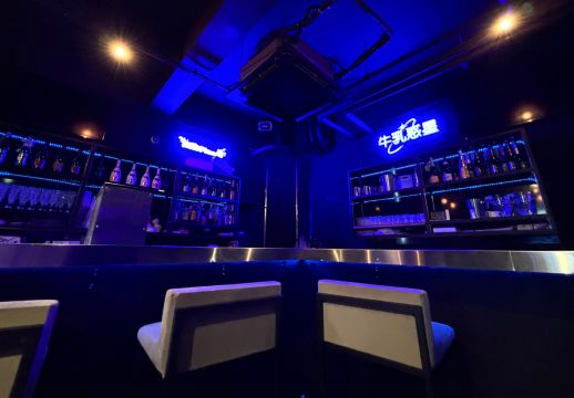 青いネオンが照らすカウンター席