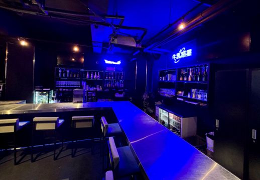 青いネオンが輝くカウンターと店内