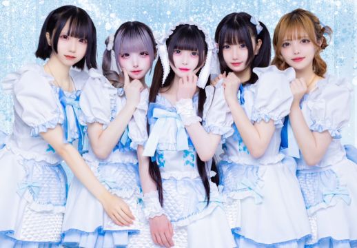 水色と白の衣装を着たミルプラキャストの集合写真