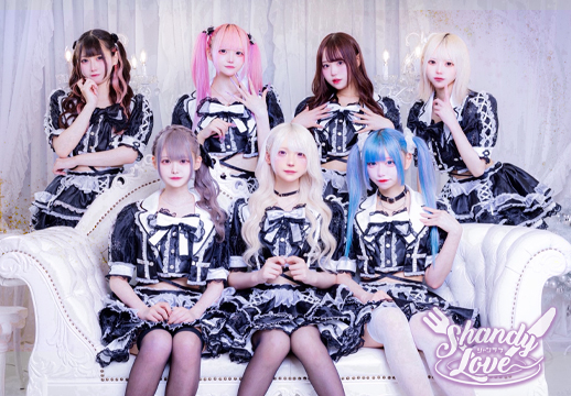 白と黒の衣装を着たシャンラブキャストの集合写真