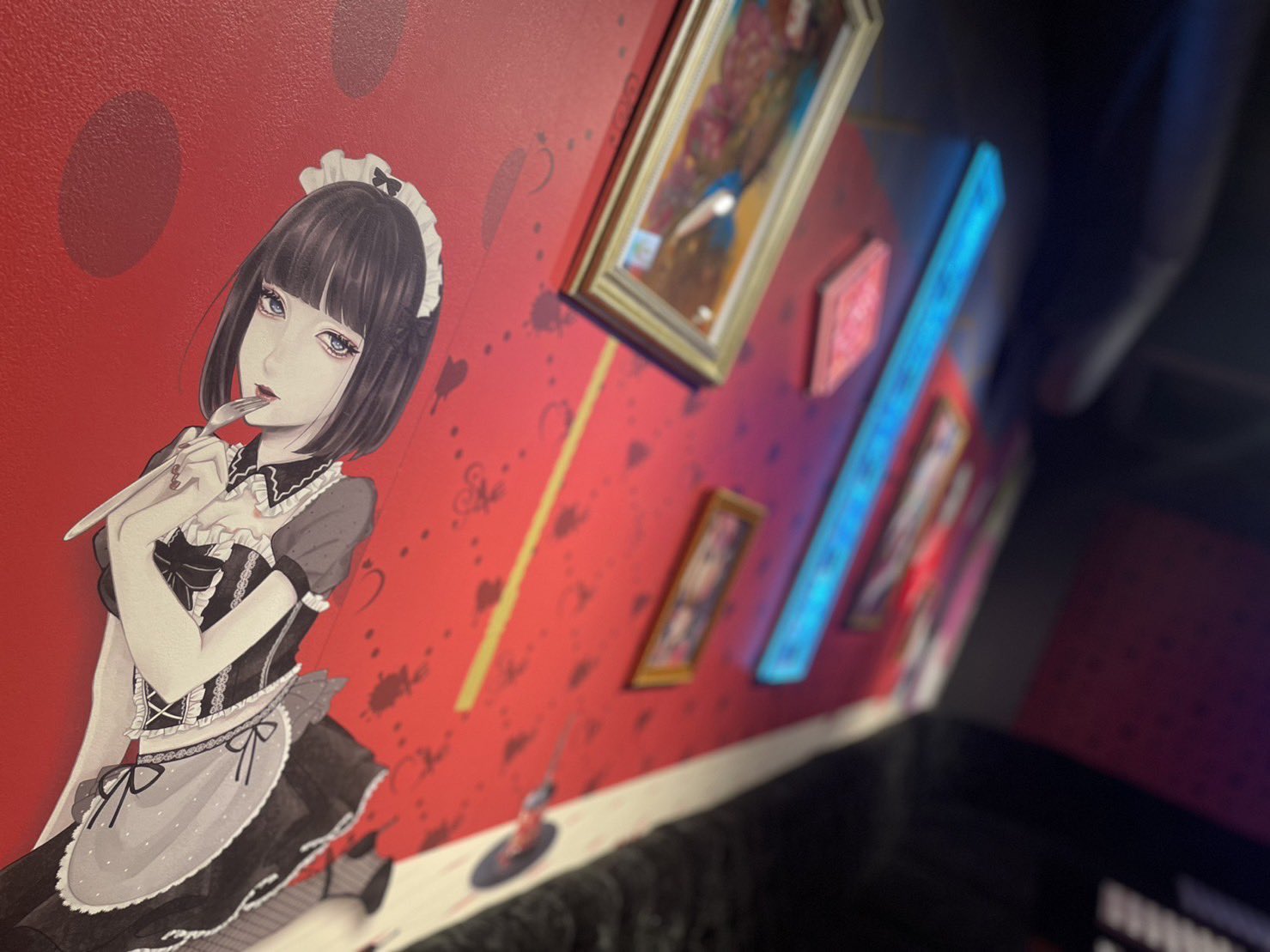 メイドさんのイラストが施された壁紙
