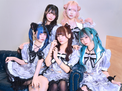 オリジナルの衣装を着たキャストの集合写真