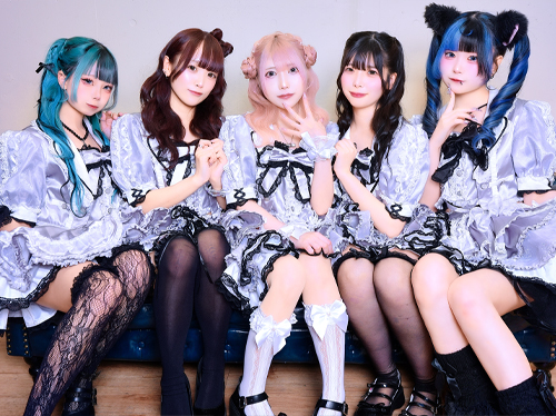 オリジナルの衣装を着たキャストの集合写真