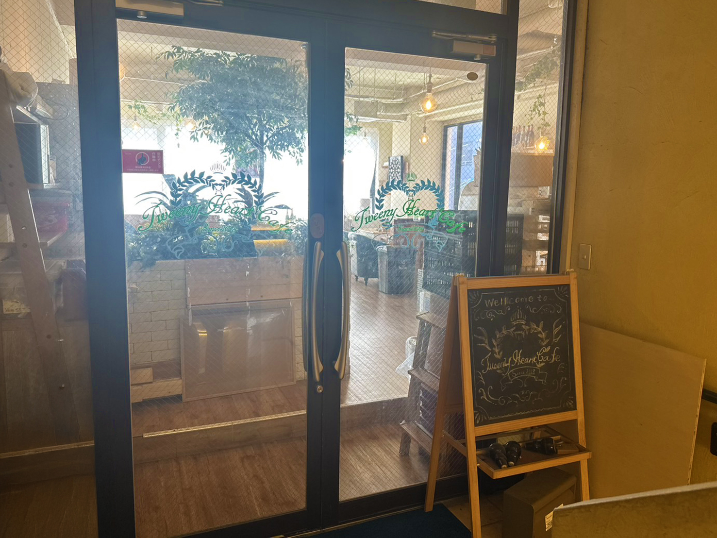TweenyHeartCafeの植物に囲まれたオープンなエントランス